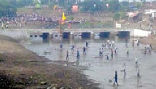 642 injured in Pilgrim's Ghotmar yatra | पांढुर्णा गोटमार यात्रेत ६४२ जखमी 642 injured in Pilgrim's Ghotmar yatra | पांढुर्णा गोटमार यात्रेत ६४२ जखमी