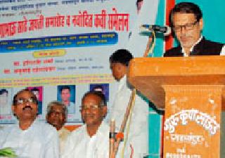 Annabhau Sathe was a warrior in the road | अण्णाभाऊ साठे रस्त्यावर लढणारे योद्धे होते Annabhau Sathe was a warrior in the road | अण्णाभाऊ साठे रस्त्यावर लढणारे योद्धे होते