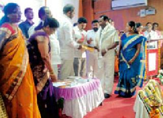 18 teachers honored with the award | १८ शिक्षक पुरस्काराने सन्मानित