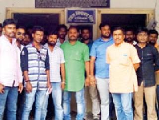 Take action on the professor who is camping in the girls' cellar | मुलींच्या स्वच्छतागृहात कॅमेरा लावणाऱ्या प्राध्यापकावर कारवाई करा Take action on the professor who is camping in the girls' cellar | मुलींच्या स्वच्छतागृहात कॅमेरा लावणाऱ्या प्राध्यापकावर कारवाई करा