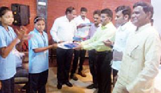 Felicitated students from Naxal-affected areas | नक्षलग्रस्त भागातील विद्यार्थ्यांचा सत्कार