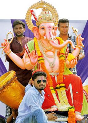 Along the Republic of: | आले गणराय :