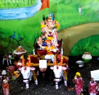 In Baldubadi, the farmer has created an eco-friendly look | बैलबंडीमध्ये शेतक-याने साकारला पर्यावरणस्नेही देखावा In Baldubadi, the farmer has created an eco-friendly look | बैलबंडीमध्ये शेतक-याने साकारला पर्यावरणस्नेही देखावा