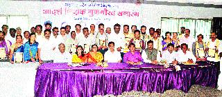 Teachers should eliminate ethnicity | शिक्षकांनी जातीयता निर्मूलन करावे