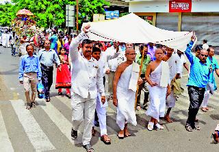 Jain celebrated with festivities by festivities | जैन पर्युषण पर्वाचा मिरवणुकीने समारोप