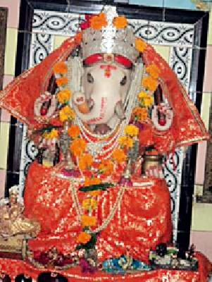 Ganapati is the right hand man of faith | श्रद्धेला पावणारा उजव्या सोंडेचा गणपती