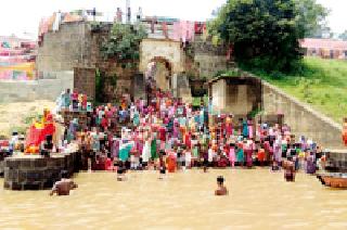 Holy place in Vaijeshwar Ghat: | वैजेश्वर घाटात पवित्र स्रान :