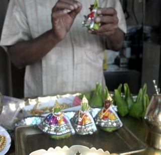 Govind Vidyas of Nashik celebrated VIDEO-Gaurai's release | VIDEO- गौराईच्या स्वागताला नाशिकच्या ‘गोविंद विड्या’चा साज Govind Vidyas of Nashik celebrated VIDEO-Gaurai's release | VIDEO- गौराईच्या स्वागताला नाशिकच्या ‘गोविंद विड्या’चा साज