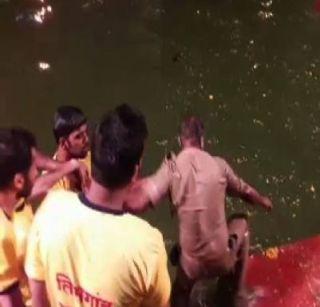 VIDEO: Attempt to dump the police sub-inspector in Kalyan | VIDEO: कल्याणमध्ये पोलीस उपनिरीक्षकाला बुडवून मारण्याचा प्रयत्न VIDEO: Attempt to dump the police sub-inspector in Kalyan | VIDEO: कल्याणमध्ये पोलीस उपनिरीक्षकाला बुडवून मारण्याचा प्रयत्न