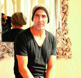 Akshaye got himself bitten by the bribe? | अक्षयने करून घेतले स्वत:लाच जखमी? Akshaye got himself bitten by the bribe? | अक्षयने करून घेतले स्वत:लाच जखमी?