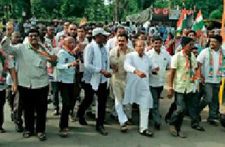 Congress's demonstrations: | काँग्रेसची निदर्शने :