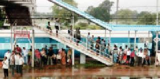 Big tupasi, small station starved | मोठे तुपाशी, छोटे स्टेशन उपाशी Big tupasi, small station starved | मोठे तुपाशी, छोटे स्टेशन उपाशी