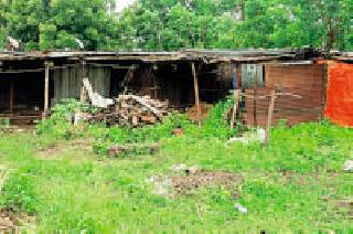 When the flood affected villages will be rehabilitated? | पूरग्रस्त गावांचे पुनर्वसन होणार तरी केव्हा?