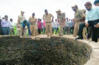 The children took the animals like a leper ... | मुलांना जनावरासारखा हाकलत घेऊन गेला...