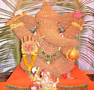 Shree's idol from 4 quintals of potatoes | ४ क्विंटल बटाट्यांपासून श्रींची मूर्ती Shree's idol from 4 quintals of potatoes | ४ क्विंटल बटाट्यांपासून श्रींची मूर्ती