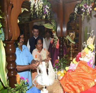 VIDEO - Wanted accused of worshiping at Chief Minister's house | VIDEO- मुख्यमंत्र्यांच्या घरी पूजा करणारा वाँटेड आरोपी