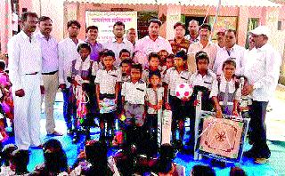 Allotment of material to tribal children in inaccessible areas | आदिवासी दुर्गम भागातील मुलांना क्र ीडा साहित्याचे वाटप