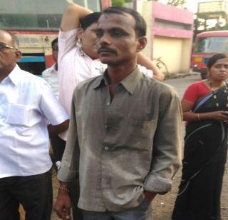 Carrier pumped in front of the front door | आगारप्रमुखाच्या कक्षासमोर चालकाने ओतून घेतले रॉकेल Carrier pumped in front of the front door | आगारप्रमुखाच्या कक्षासमोर चालकाने ओतून घेतले रॉकेल