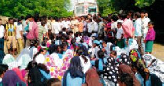 School students blocked the Advila State Highway | बससाठी शालेय विद्यार्थ्यांनी अडविला राज्य महामार्ग