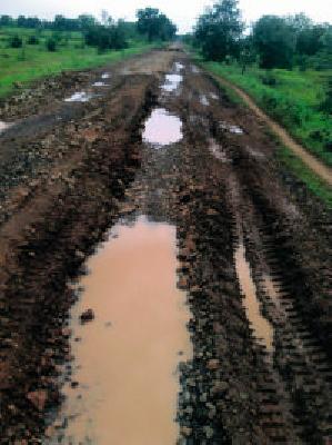 Roads to fly through the sand | रेती वाहतुकीने रस्ते जीवघेणे