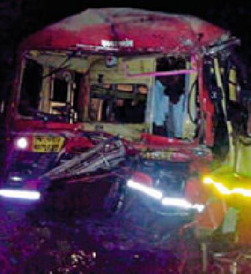 6 passengers seriously injured in bus-container crash | बस-कंटेनर अपघातात ६ प्रवासी गंभीर जखमी