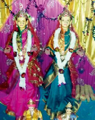 Establishment of Gharoori Ghauri in Tragadaha | झाडगावात होते घरोघरी गौरीची स्थापना