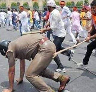 In every two years, attacks on one thousand police in the state | दोन वर्षात राज्यातील एक हजारांवर पोलीसांवर हल्ले In every two years, attacks on one thousand police in the state | दोन वर्षात राज्यातील एक हजारांवर पोलीसांवर हल्ले