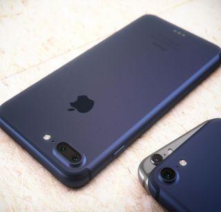 VIDEO - The video has been provoked to be a 'virulent' iPhone 7 | VIDEO- 'आयफोन-7'ची खिल्ली उडवणारा व्हिडीओ झाला व्हायरल VIDEO - The video has been provoked to be a 'virulent' iPhone 7 | VIDEO- 'आयफोन-7'ची खिल्ली उडवणारा व्हिडीओ झाला व्हायरल