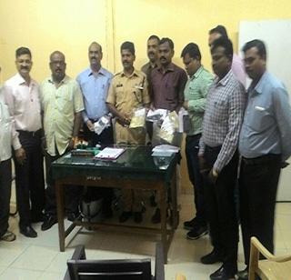 Using the Right to Information Act, both of them demanded the ransom | माहिती अधिकाराचा वापर करुन खंडणी मागणा-या दोघांना अटक Using the Right to Information Act, both of them demanded the ransom | माहिती अधिकाराचा वापर करुन खंडणी मागणा-या दोघांना अटक