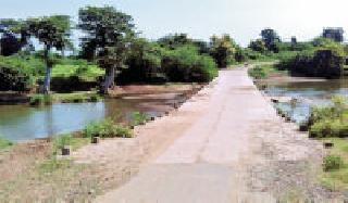 Sturdy Pool: | कठड्याविना पूल :