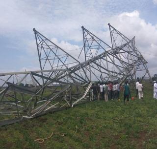 VIDEO: Power grid tower collapsed near Nashik, 3 injured | VIDEO : नाशिकजवळ पॉवर ग्रीड टॉवर कोसळून ३ जखमी