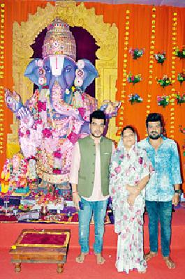 Pooja at the hands of guardian of the mahaprabhan of the Mahalaya | महालाच्या प्रांगणातील गणरायाची पालकमंत्र्यांच्या हस्ते पूजा