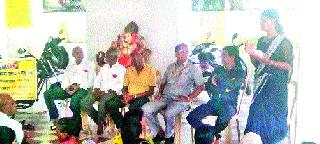 Please cooperate with the gambling | घंटागाड्या येईपर्यंत सहकार्य करा