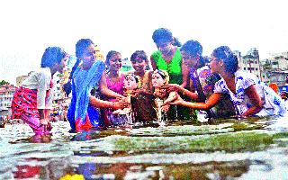 Gauri and Bappa with emotional messages | गौरींबरोबरच बाप्पाला भावपूर्ण निरोप