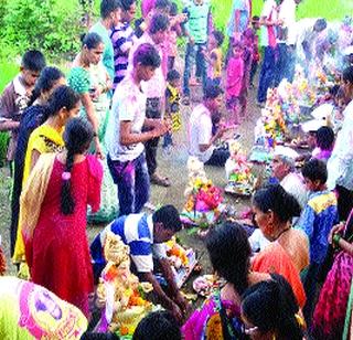 Spiritual greetings to the parents with the mother-in-law | माहेरवाशिणीसह बाप्पांना भावपूर्ण निरोप