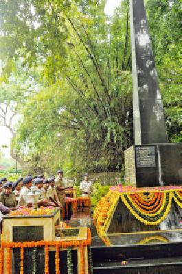 The sacrifice of the forest workers is inspirational | वन कर्मचाऱ्यांचे बलिदान प्रेरणादायी The sacrifice of the forest workers is inspirational | वन कर्मचाऱ्यांचे बलिदान प्रेरणादायी