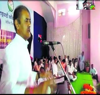 Harmless farmers do not get the guarantee! | हमीभाव मिळत नसल्याने शेतकरी हवालदिल!