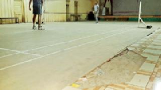 Badminton Court drought at Darwha | दारव्हा येथील बॅडमिंटन कोर्टची दुरवस्था Badminton Court drought at Darwha | दारव्हा येथील बॅडमिंटन कोर्टची दुरवस्था