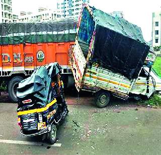 Triple accidents at Amrutdham | अमृतधाम येथे तिहेरी अपघात