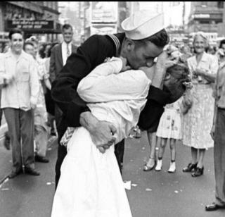 The second day of 'World War II' | दुसऱ्या महायुद्धानंतरचा 'किस'आनंद काळाच्या पडदयाआड The second day of 'World War II' | दुसऱ्या महायुद्धानंतरचा 'किस'आनंद काळाच्या पडदयाआड