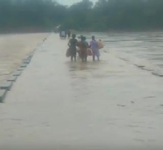 After 15 hours, they came home from entire water | १५ तासानंतर पुराच्या पाण्यातूनच ते घराकडे निघाले After 15 hours, they came home from entire water | १५ तासानंतर पुराच्या पाण्यातूनच ते घराकडे निघाले