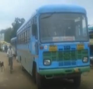 VIDEO: Hundreds of vehicles were caught in Bhamragarh by flooding | VIDEO : पुरामुळे भामरागडमध्ये शेकडो वाहने अडकली