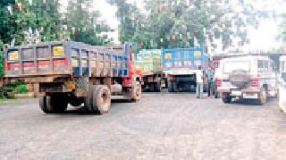 Overloaded truck caught | ओव्हरलोडेड ट्रक पकडले