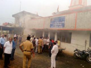 The office of the sub-divisional office of the Department of Electricity took fire | विद्युत विभागाच्या उपविभागीय कार्यालयाला लागली आग The office of the sub-divisional office of the Department of Electricity took fire | विद्युत विभागाच्या उपविभागीय कार्यालयाला लागली आग