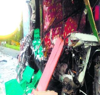 One killed in three vehicles accident; Four injured | तीन वाहनांच्या अपघातात एक ठार; चार जखमी One killed in three vehicles accident; Four injured | तीन वाहनांच्या अपघातात एक ठार; चार जखमी