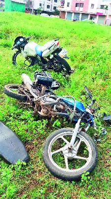 The youths in Chehdi were killed in a triple crash | तिहेरी अपघातात चेहेडीतील युवक ठार