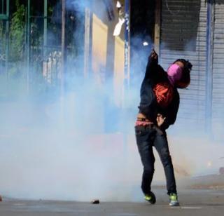 Violence in Kashmir after killing Namdev, 1 killed | ईदच्या नमजापठणानंतर काश्मीरमध्ये हिंसाचार, १ ठार