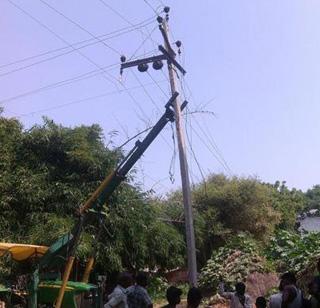 After the girl's complaint, the power supply will be restored in the village after 11 years | 'त्या' तरुणीच्या तक्रारीमुळे ११ वर्षांनी गावात वीज पुरवठा पूर्ववत After the girl's complaint, the power supply will be restored in the village after 11 years | 'त्या' तरुणीच्या तक्रारीमुळे ११ वर्षांनी गावात वीज पुरवठा पूर्ववत