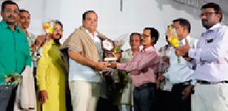 Nagar festivities of Nagaroya Karmore | नगराध्यक्ष कारेमोरे यांचा नागरी सत्कार Nagar festivities of Nagaroya Karmore | नगराध्यक्ष कारेमोरे यांचा नागरी सत्कार