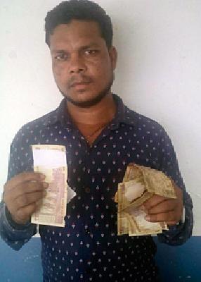 Kusa and dirt notes coming out of ATM | एटीएममधून निघाल्या कुजक्या व फाटक्या नोटा